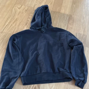 NA-KD Hoodie  - Svart NA-KD Hoodie i storlek S. Säljes pågrund av att den är för liten. Den är välbehållen och i bra skick. 