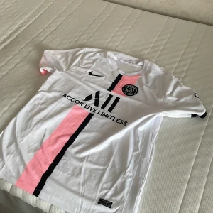 Psg t-shirt - Psg t-shirt, aldrig tagit på mig den, helt ny, jätte bra skick 10/10 psg match t-shirt 