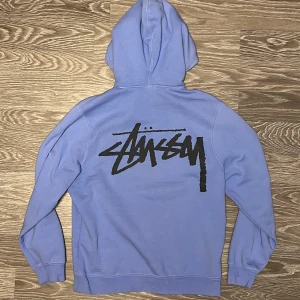 Stussy hoodie  - Stussy/our legacy, Startade som vit sen fick den en tvätt med blå färg, lite missfärgad på snöret och en lite mötkare fläck på ena armen, annars är den i fint skick 7/10