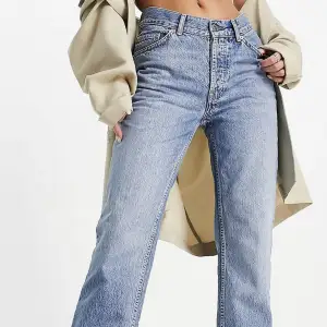 Jeans med medelhög midja från asos. Säljer då de tyvärr va för små för mig, nyskick, orginalpris 450