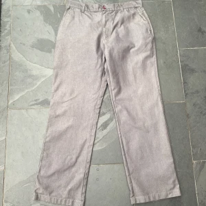 Gråa byxor - Gråa chinos liknande byxor. Sitter som 32/33 pösig passform. Bra skick.