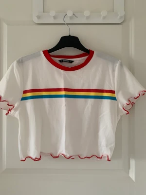 T-shirt  - Jättesnygg croppad T-shirt! Aldrig använd då den är för liten, storlek L men skulle säga att det är mer M. Frakt tillkommer