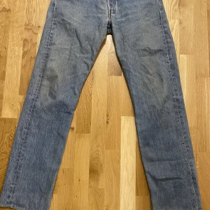Levis vintage jeans 501 - Vintage 501. Större storlek på jeansen men sitter som 30/34, kan bekräfta då jag använder mig av den storleken vanligtvis.