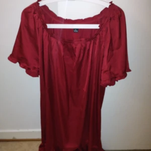 Tunika - Röd silkes tunika med svart spets längst ner
