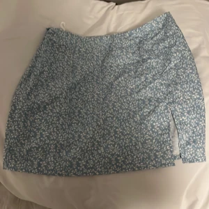 Kjol - Fin kjol med slits på sidan, säljer då den inte är min stil💕