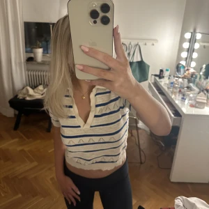 Stickad topp - Stickad topp/t-shirt med krage, från Zara! Så fin men köptes i Frankrike i somras och har tyvärr aldrig kommit till användning🫶🏽