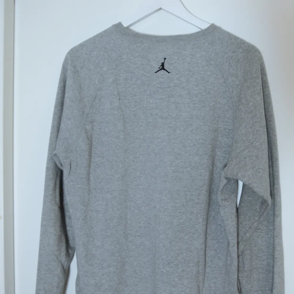 Jordan Swearshirt, långärmad tröja. Tröjan är sparsamt använd, fräsch och gott skick. Storlek M, unisex. Köptes för 900kr.. Hoodies.