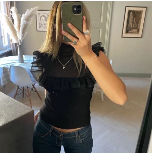 zara topp - så söt topp från zara som inte säljs längre! säljer bara vid bra bud 💕