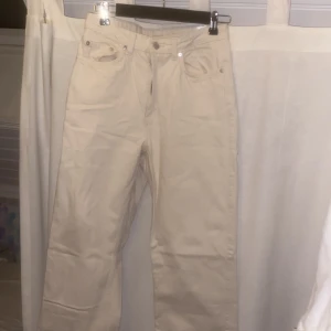 Jeans  - Raka jeans från Weekday i modellen rowe. Använt 1 gång men tycker inte om färgen. Färger är ljusbeige  Storlek 29/34
