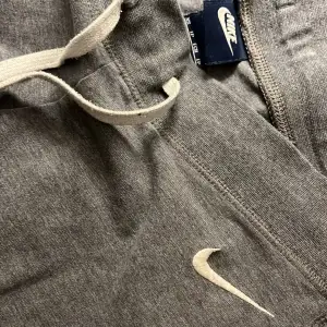 Ett par tajts/ mjukisbyxor gråa från Nike i storleken XS😍