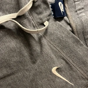 Tajts - Ett par tajts/ mjukisbyxor gråa från Nike i storleken XS😍
