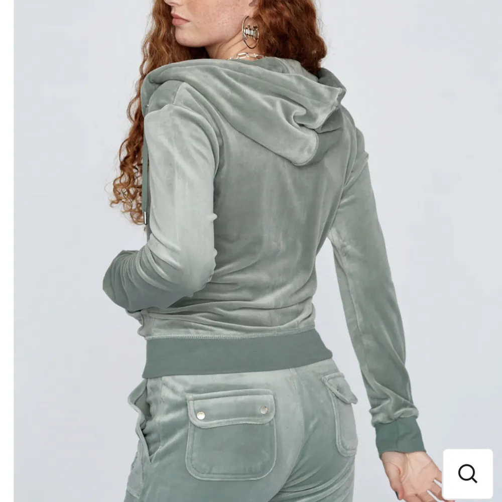 Gröna juicy zip up hoodien, jättefin & skön. Köpt för 7 månader sen & sparsamt använd. Skulle passa båda en M & S. Köpt på Nelly för 1200kr 💞. Hoodies.