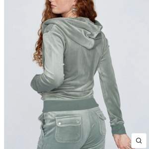 Gröna juicy zip up hoodien, jättefin & skön. Köpt för 7 månader sen & sparsamt använd. Skulle passa båda en M & S. Köpt på Nelly för 1200kr 💞
