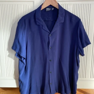 Klarblå linne skjorta - Nästan oanvänd skjorta från asos. Säljer   för den har växt ur den