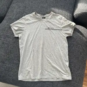 Grå Hugo Boss T-shirt i storlek S använd 2 gånger