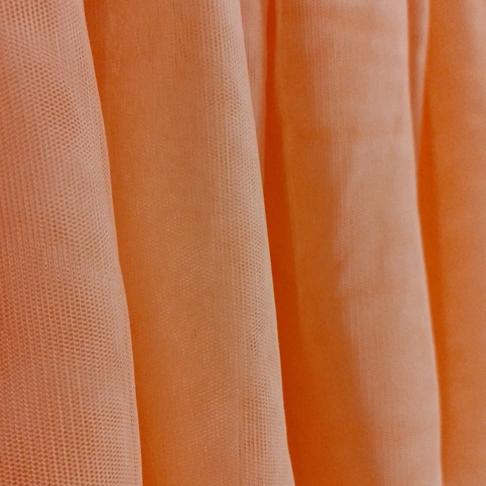 En peachfärgad kjol som funkar perfekt till kalas eller fest. Kan andvändas till både topp och till kjol. . Kjolar.