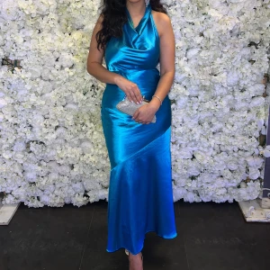 Blå satinklönning - En jätte fin satin klänning. Passar S/M. Endast använd en timme  