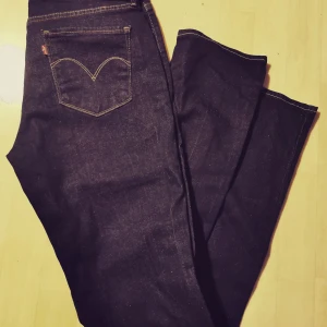 Levi's jeans Dam  - Levi's mid rise slim jeans. Demin curve. Storlek 30/32. Jeansen är i mycket fint skick. Fräschare i verkligheten än de blev på bild. Mörk blå.  Finns i Hökarängen.