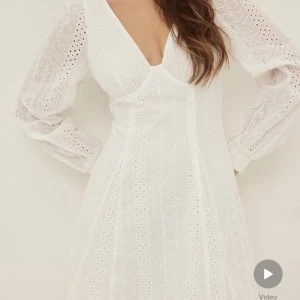 Vit klänning - Säljer denna vita klänning från nakd i strl 38. Är som ny. Helt slutsåld på hemsidan. Perfekt till midsommar, student eller skolavslutning!!🌸🌸