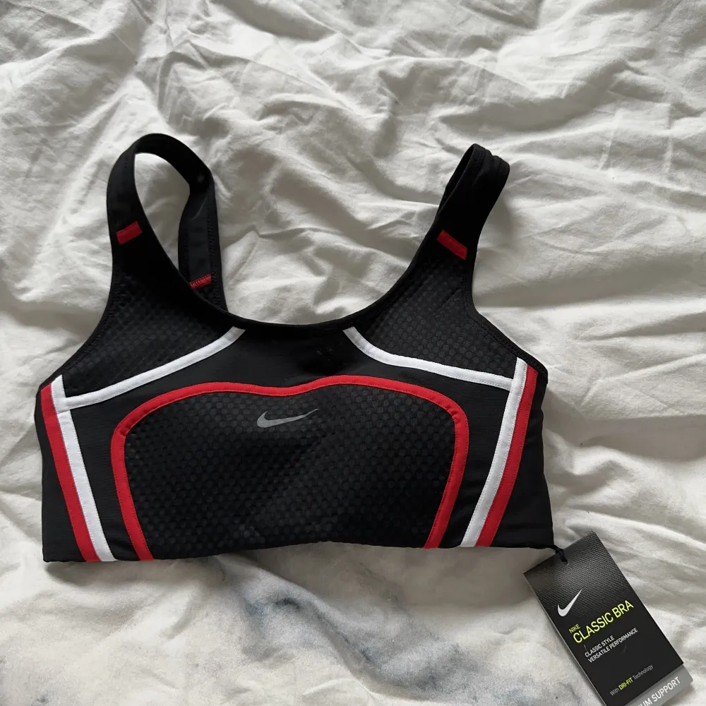 Så fin och skön sport-bh från Nike! Säljer då jag har flera st 💗 lufthål i ryggen så väldigt bra sport-bh om du tränar hårda pass! . Övrigt.