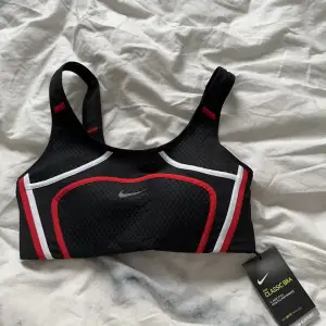 Så fin och skön sport-bh från Nike! Säljer då jag har flera st 💗 lufthål i ryggen så väldigt bra sport-bh om du tränar hårda pass! 