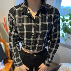 Skjorta - Hej! Jag säljer min skjorta som är som en magtröja, den är lite använd   Men fortfarande bra skick.