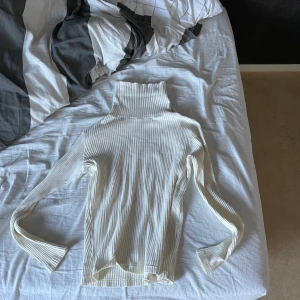 Vit turtleneck - Säljer denna fina tröjan jag köpte för inte alls länge sedan! Tycker den sitter lite pösigt på mig så om man gillar det är denna perfekt!!💛 Perfekt nu till våren då den är lite tunnare🌼