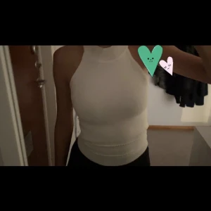 Fin topp med krage! - Säljer denna otroligt fina toppen från New Yorker. Storlek Xs. Nyskick!! Aldrig använd. Köpt för 199 kr säljer för 100 kronor. Snabbt köp 90 kr. Köparen står för frakten. För fler frågor skriv. 