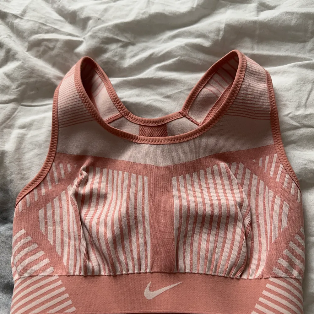 Sport-bh från nike. Aldrig använt säljer då jag redan har flera st av den 💗 väldigt skön och bra mot svett!. Övrigt.