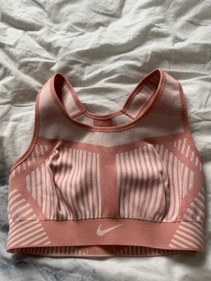 Nike sport-bh - Sport-bh från nike. Aldrig använt säljer då jag redan har flera st av den 💗 väldigt skön och bra mot svett!