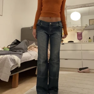 Lågmidjade jeans  - Super snygga low Rise jeans jag köpt second hand! Kmr en till användning, står ingen storlek men skulle gissa på s/m (har inga mått) passar mkg som är 1,63 🫶🏼