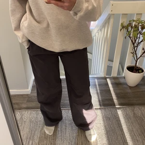 Fallskärmsbyxa  - Säljer dessa mörkgrå byxor, köpt nyligen så knappt använda.