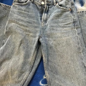 Jeans - TRYCK INTE PÅ KÖP NU UTAN KONTAKTA MIG OM DU VILL KÖPA 🫶 Frakt: 64kr Lite slitna längst ner men inget man märker av så mkt! (se bild 3) 