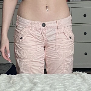 rosa lowwaist bootcut jeans - superfina ljusrosa lowwaistes bootcut jeans och en av mina favoriter, dem är inte genomskinliga, liite långa för mig som är 163, köpte secondhand, dem har super coola detaljer och är från märket edc by esprit, sjukt fina