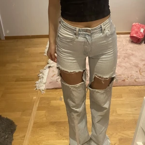 Zara ripped jeans - Så coola ripped jeans från zara! Strl 34 och långa i benen! Jag är 170 cm och de är långa på mig, men går att klippa! 