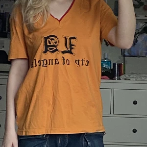 asfet t-shirt - supercool orange tshirt, lite hiphop stil, köpt på secondhand, ascoolt tryck på, från märket guru, storlek m, lite oversized. asfet verkligen 
