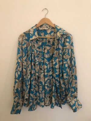Mönstrad skjorta/blus - Mönstrad skjorta/blus från Zara i turkost/blått/vitt. Blankt tyg, exklusiv look. 