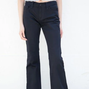 Brandy Melville Byxor  - Brandy Melville Byxor som är midrised i midjan! Helt perfekt skick och aldrig använda då dem har varit för små❤️ prislappen är även kvar! storlek 32/S men skulle tro att dem mer är i storlek xs än s❤️