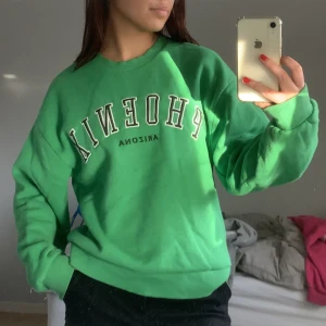 grön collegetröja  - Bra skick💕 motivet säger ”Phoenix Arizona” ifall man inte ser det på bilden🍻