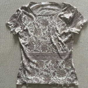 Mesh topp  - Superfin vintage mesh topp. Genomskinlig bak och ett tyg under på framsidan 🫶🏻🫶🏻