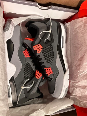 Nike air Jordan 4 infrared 42.5  - Storlek us9 42.5  Helt nytt skick DS  Kvitto finns 