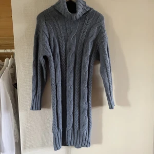 Stickad klänning  - Kabelstickad blå poloklänning, köpt från Sellpy. Storlek S/M. ✨☺️