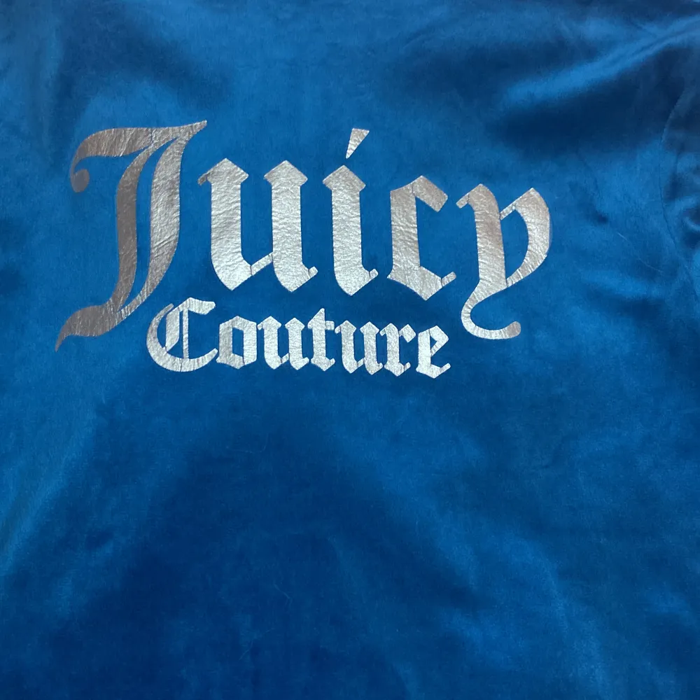 Det är en juicy couture tröja, som har använts 1-2 gånger men är nu tvättad🫶🏻 Den kommer från Kids Brandstore. Priset går att sänka om det nu behövs!. Tröjor & Koftor.