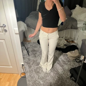 Bikbok lågmidjade kostymbyxor  - Säljer de populära vita lågmidjade kostymbyxorn från bikbok i stl 34❤️ de är använda någon gång bara, därför i jättebra skick!!❤️