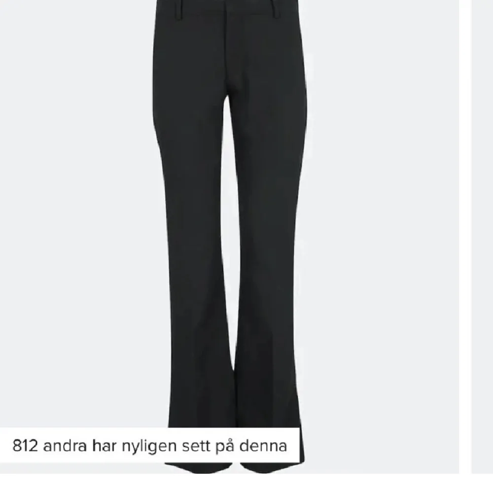 Superfina populära lågmidjade kostymbyxor från bikbok💗 aldrig använda, storlek 36. Jeans & Byxor.