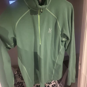 Haglöfs fleece  - En snygg haglöfs fleece i storlek L Den är i lite mörkare färg än vad bilderna visar. Använd men i bra skick 