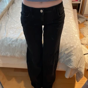 Lågmidjade jeans  - Svarta Lågmidjade jeans som har knappast använts. Jag är 165 och dom är bra i längden. Super snygga till våren! 