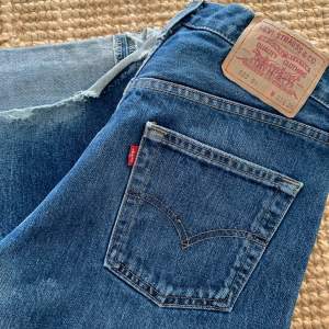 Levi's Jeans med bootcut. Tyvärr för långa för mig :/ Ytterben 110cm Benöppning 29cm