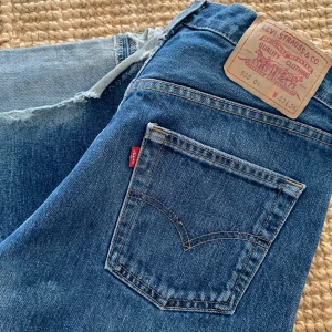 Levi's Jeans - Levi's Jeans med bootcut. Tyvärr för långa för mig :/ Ytterben 110cm Benöppning 29cm