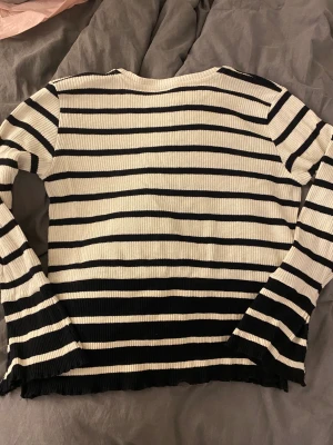 Tröja  - Säljer denna super fina tröja från Kappahl som har slit vid midjan och i armen (se bild 2) super fint skick! Nypris vet jag tyvärr inte!